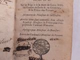 un vieux livre écrit posé sur une table