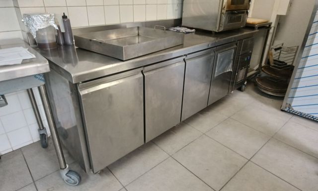 Tour réfrigérée 4 portes inox avec groupe logé. 223 x 70 x 84 cm 