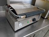 un plan de travail en acier inoxydable surmonté d'une grille ouverte