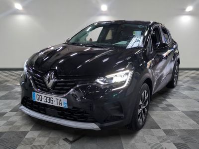 vue de face d'une voiture noire garée dans un garage