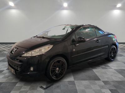 la photo d'une voiture noire garée dans un garage