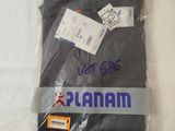Le t-shirt est noir et porte un logo bleu.