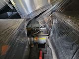 une image montrant une machine en train de travailler sur une pièce métallique
