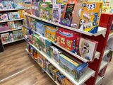 beaucoup de jouets sur les étagères du magasin