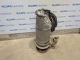un gros plan d'un cylindre métallique auquel est raccordé un tuyau