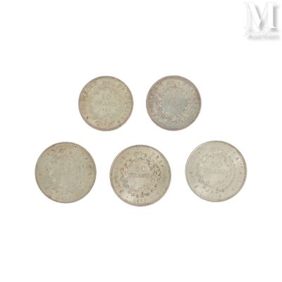 quatre types de pièces différents sont présentés sur une surface blanche