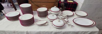une table avec beaucoup d'assiettes et de tasses