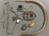 beaucoup de bijoux posés sur la table