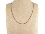 gros plan d'un torse de mannequin portant un collier