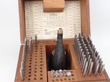 une boîte en bois contenant tout un tas d'outils
