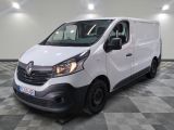 la camionnette blanche est garée sur un sol carrelé en damier