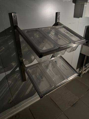 Deux supports inox pour chacun trois bacs. L : 57, P : 45