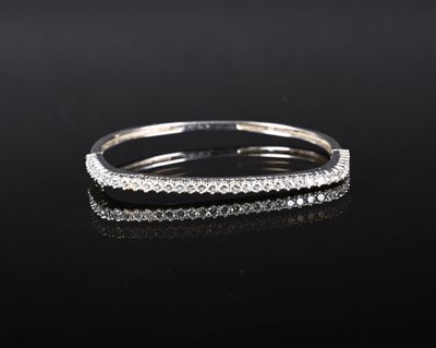 une bague en or blanc sertie de diamants sur un fond noir