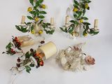 trois bougies posées sur une table blanche
