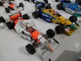 de nombreuses voitures de course exposées sur une table