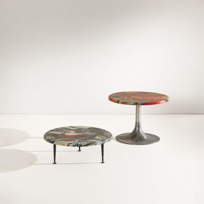 deux tables aux motifs différents, posées sur une surface blanche