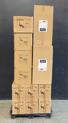 plusieurs cartons empilés les uns sur les autres devant un mur noir