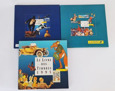 trois livres posés sur une table blanche, avec une couverture bleue et l'image d'une voiture