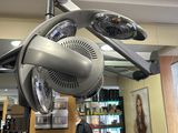 un sèche-cheveux suspendu au plafond dans un salon de coiffure