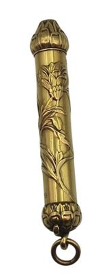 une image représentant un objet métallique orné d'un motif floral
