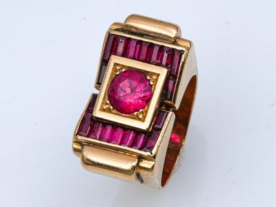 une image d'une bague en or avec une pierre rose au centre
