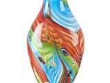 un vase en verre avec un motif multicolore
