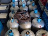 de nombreuses bouteilles de gaz propane dans un garage