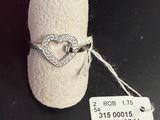 une bague ornée d'un cœur, posée sur un rouleau de fil