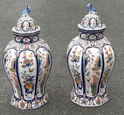 deux vases posés sur le trottoir