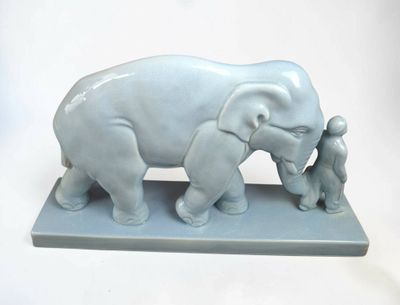 Grande céramique craquelée à fond bleu figurant un éléphant …