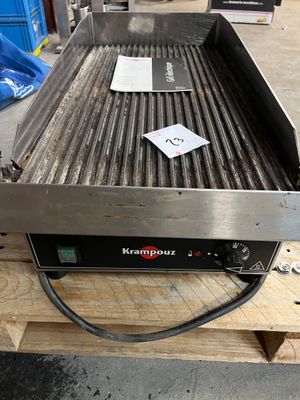 une photo d'un barbecue posé sur une palette