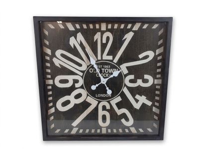 une horloge accrochée au mur de la pièce