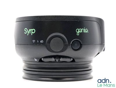 une image montrant un gros plan d'une enceinte noire