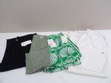 trois paires de shorts pour homme posées sur une table blanche