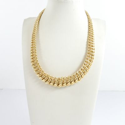 un collier à chaîne en or sur un mannequin mannequin mannequin mannequin mannequin mannequin mannequin mannequin mannequin mannequin