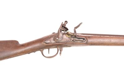 un gros plan d'un fusil sur un fond blanc avec un fond blanc