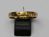 un gros plan d'une bague en or sur laquelle figure une inscription