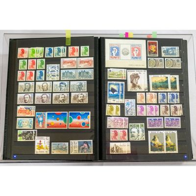 un livre ouvert dont les pages sont ornées de timbres et sur lequel figure l'image d'un homme