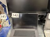 deux ordinateurs portables exposés dans un magasin