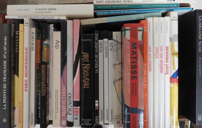 de nombreux livres qui se trouvent sur une étagère