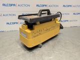 un gros plan d'une machine jaune posée sur une table