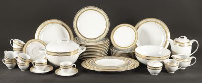 une photo d'une table sur laquelle sont disposées de nombreuses assiettes et tasses