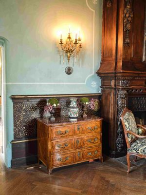 une pièce avec une cheminée et un fauteuil à l'intérieur