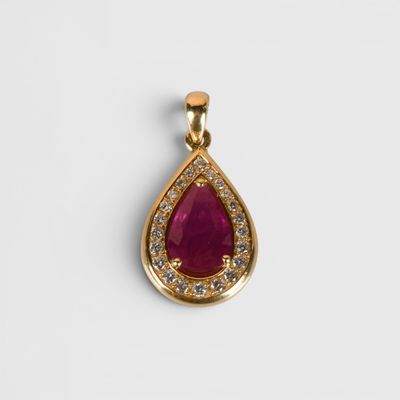 une image représentant un pendentif en rubis et diamants sur fond blanc