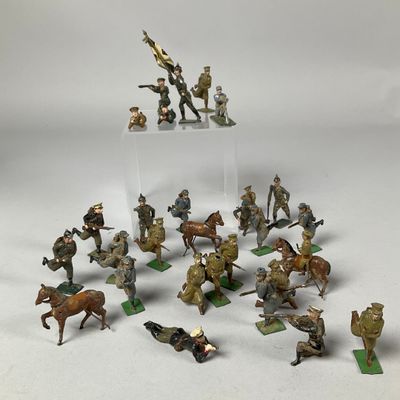 de nombreuses figurines de soldats exposées sur un fond blanc