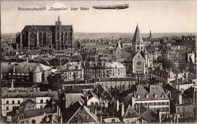 une vieille photo d'une ville avec une grande soucoupe volante dans le ciel