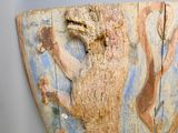 une plaque en bois sur laquelle figure l'image d'une femme