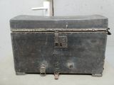 une vieille boîte en métal posée sur une table