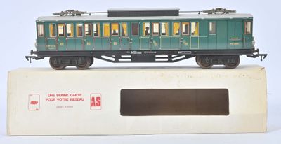 un train vert sur une boîte blanche posée sur une surface blanche