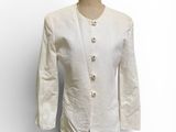 une veste blanche sur un mannequin, sur fond blanc